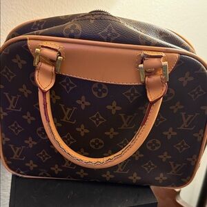 Elegant Louis Vuitton Monogram Bag in Brown and Tan